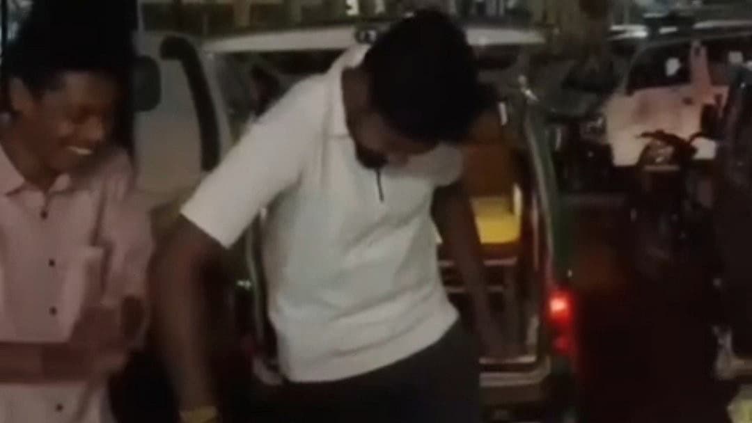 பட்டா கத்தியில் கேக் வெட்டுதல்
