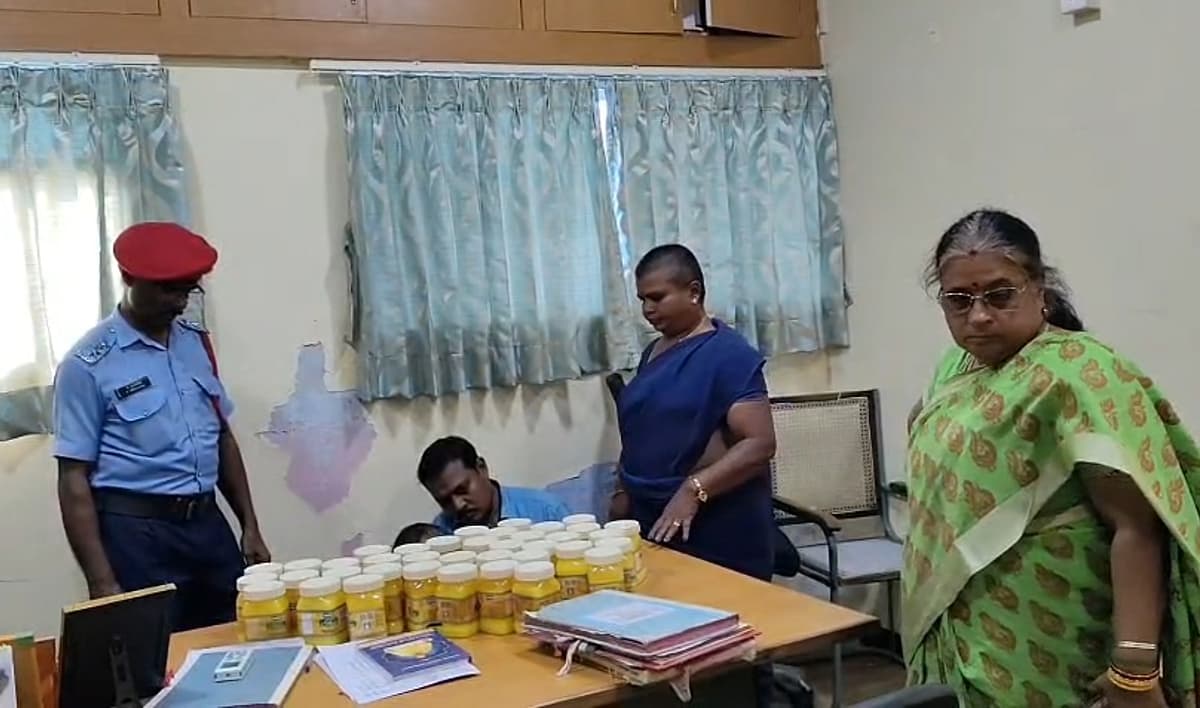 நெய் டப்பாவுடன் சாரதா