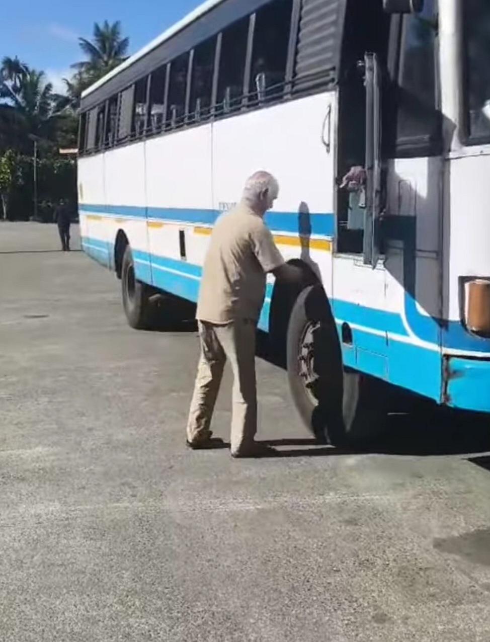 டயரை தொட்டு வணங்கும் காட்சி