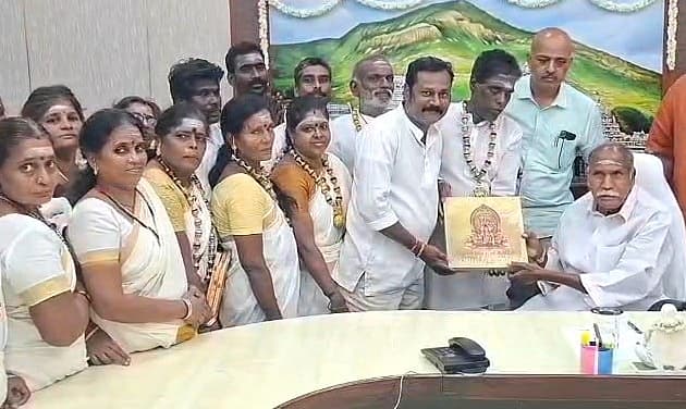 முதல்வர் ரங்கசாமியுடன் நித்தியானந்தா சீடர்கள்