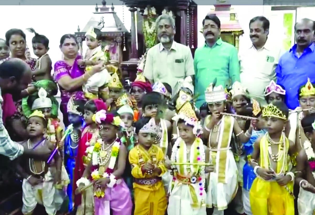 மதுரை அனுஷத்தின் அனுக்கிரகம் மற்றும் தமிழ் அரிமா சங்கம் சார்பில் கூடல் நகர் ஸ்ரீ மகா பெரியவா கோவிலில் கிருஷ்ண ஜெயந்தியை முன்னிட்டு நடைபெற்ற போட்டியில் பங்கேற்ற குட்டி கிருஷ்ணர்கள். அருகில் மதுரை திருப்பரங்குன்றம் சுப்பிரமணிய சுவாமி திருக்கோவில் முன்னாள் அறங்காவலர் சண்முகசுந்தரம் அனுஷத்தின் அனுக்கிரகம் நிறுவனர் நெல்லை பாலு தமிழ் அரிமா சங்கத்தைச் சேர்ந்த விஜய பிரகாஷ் மற்றும் தங்கதுரை ஆகியோர் உள்ளனர்