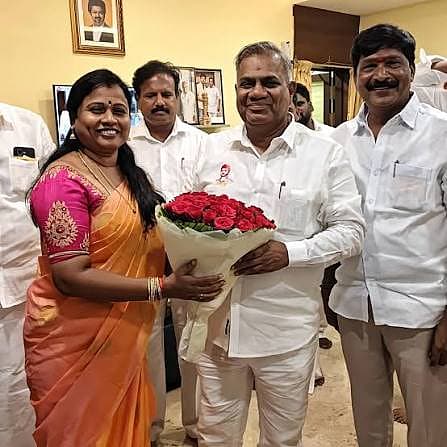 பொதுச்செயலாளர் புஸ்ஸி ஆனந்துடன் மரகதம் குமரவேல்