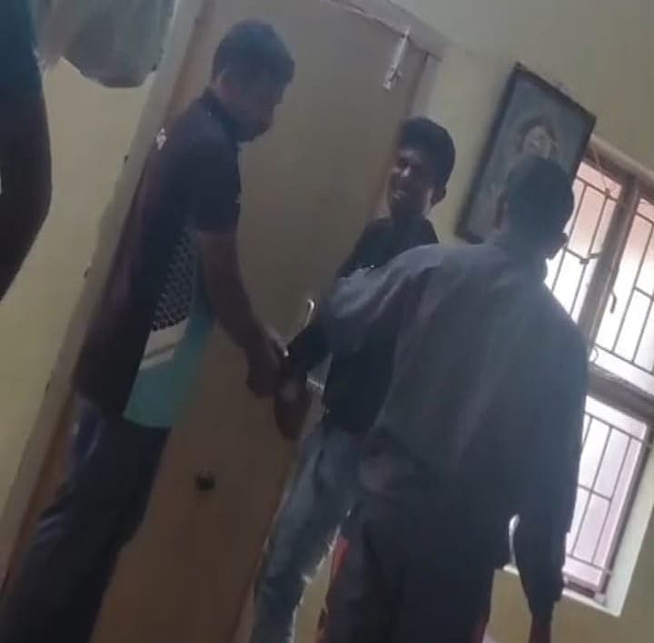 இளைஞரைச் சித்ரவதை செய்யும் காவலர்கள்