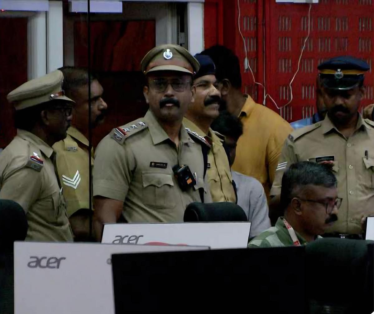 தொலைகாட்சி அலுவலகத்தில் ரெய்டு நடத்திய போலீஸார்