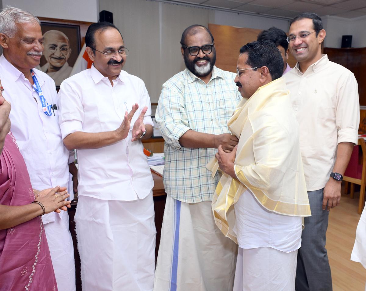 கே.எஸ்.ஆர்.டி.சி பஸ் வாங்க ரூ.40 லட்சம் நிதி வழங்கிய ஜோஸை பாராட்டிய வி.டி.சதீசன்