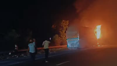 தீப்பிடித்த பஸ்