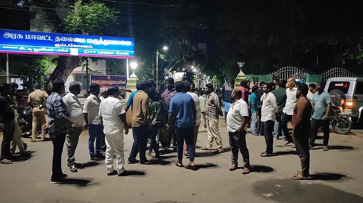 மருத்துவமனை முன்பு குவிந்த தவெக-வினர்