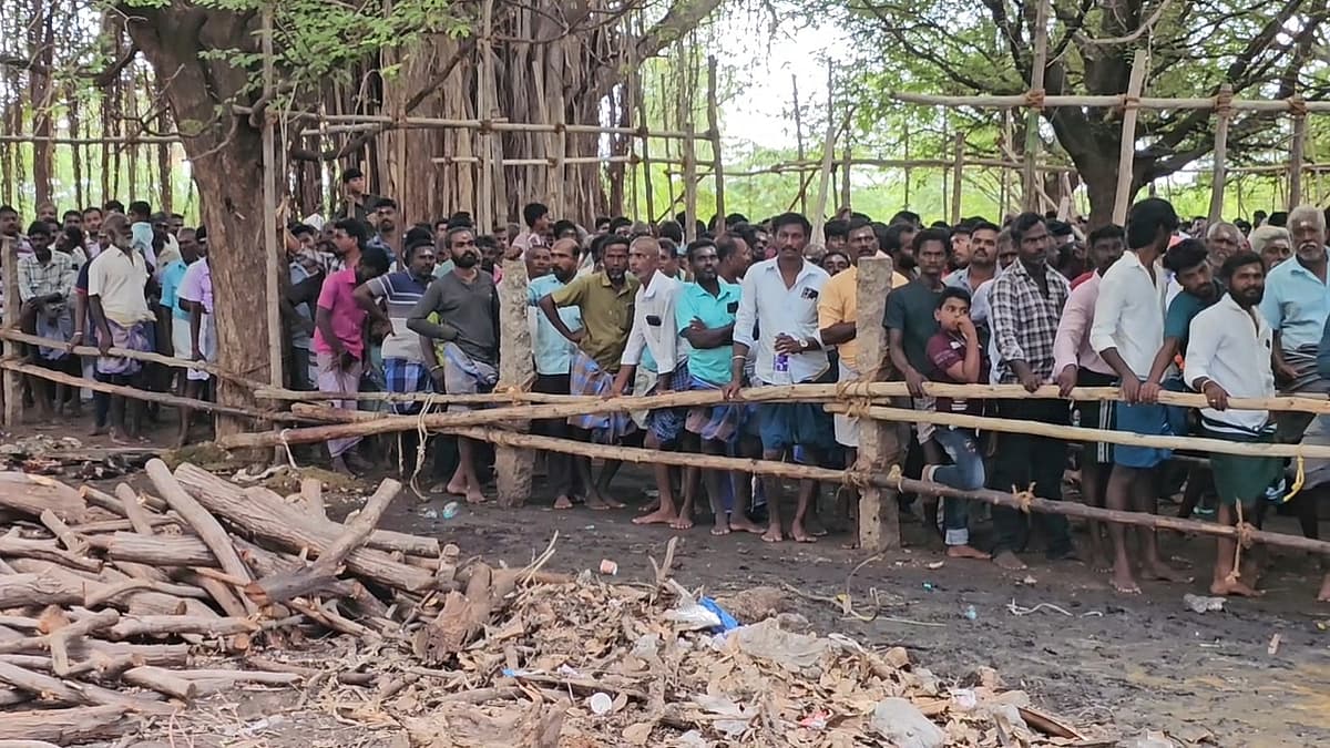விருந்துக்காக வரிசையில் காத்திருக்கும் பக்தர்கள்