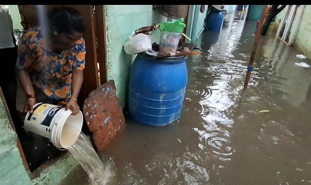 வீடுகளுக்குள் புகுந்த மழைநீர்