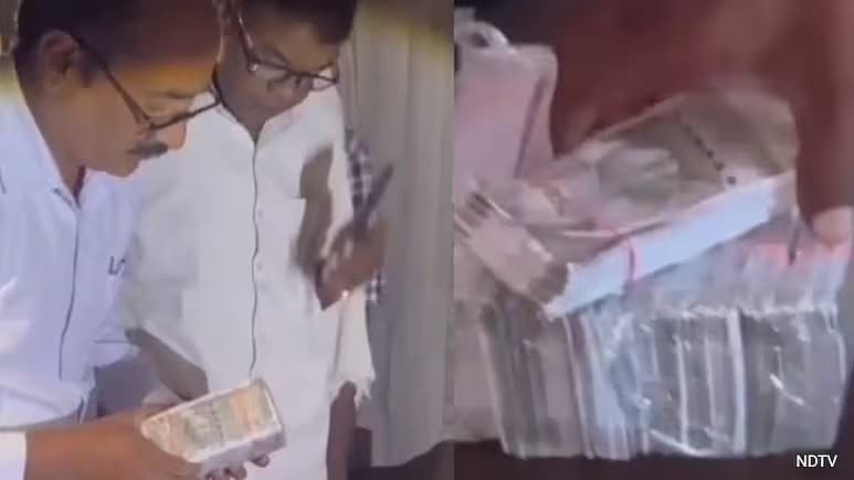 பறிமுதல் செய்யப்பட்ட நோட்டுக்கள்