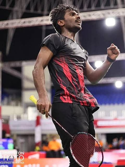 தோல்விகளை கடந்து தங்கம்; ஆசிய பாரா போட்டியில் சாதித்த சென்னை வீரர் நவீன் சிவகுமார்