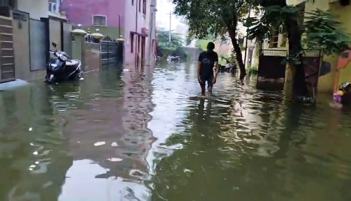 சாலைகள், வீடுகளை சூழ்ந்த மழைநீர்