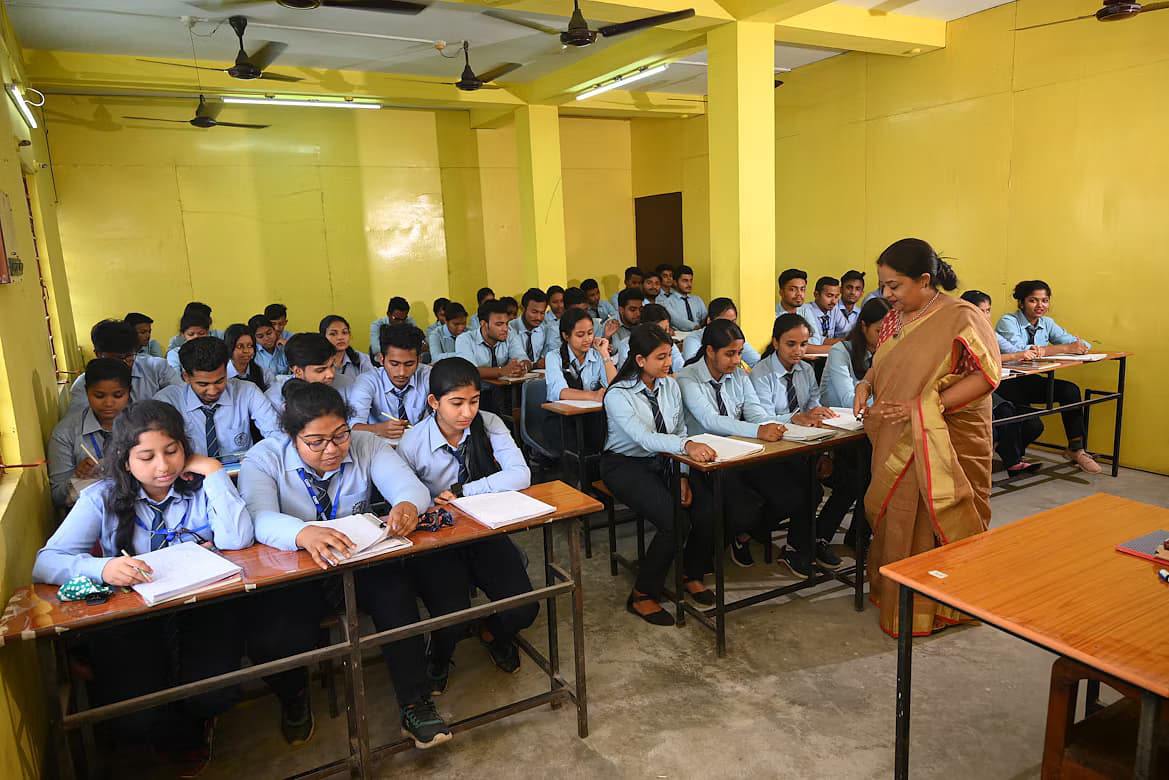 படிப்பது எப்படி? - மதிப்பெண் இயந்திரங்களாகாமல் மாணவர்களை மிளிரச் செய்யும் பொன்னான வழிகள்!