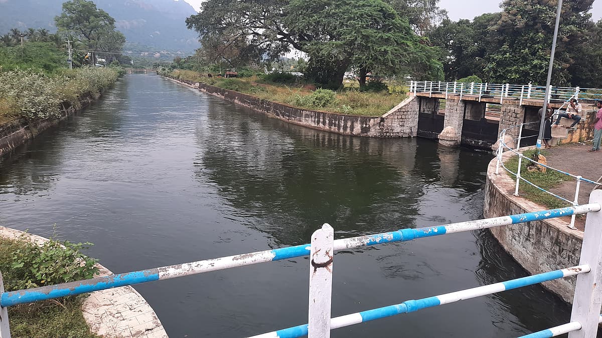 காவேரி கிராஸ் பகுதியில் கால்வாய்