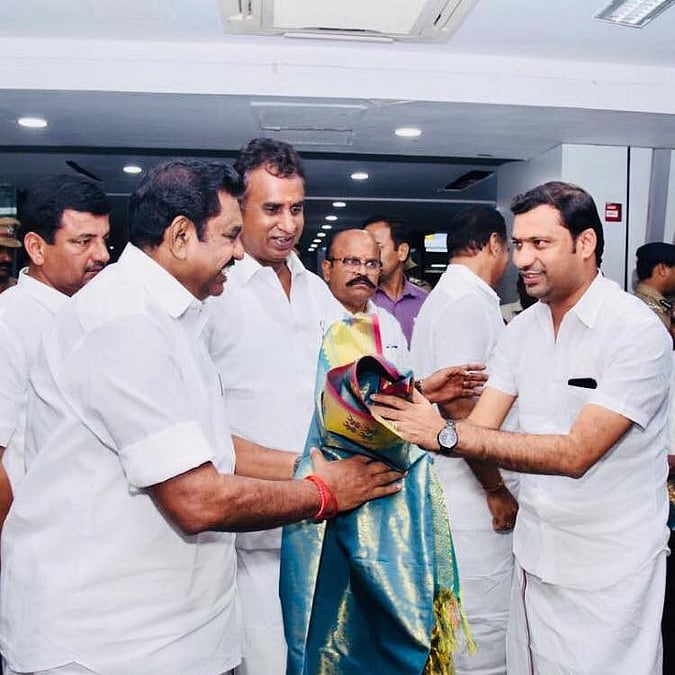 அன்று நிழல்; இன்று பகை..! ஒதுக்கிய வேலுமணி... விலகிய சந்திரசேகர்! - கோவை அதிமுகவில் நடப்பது என்ன? - Vikatan