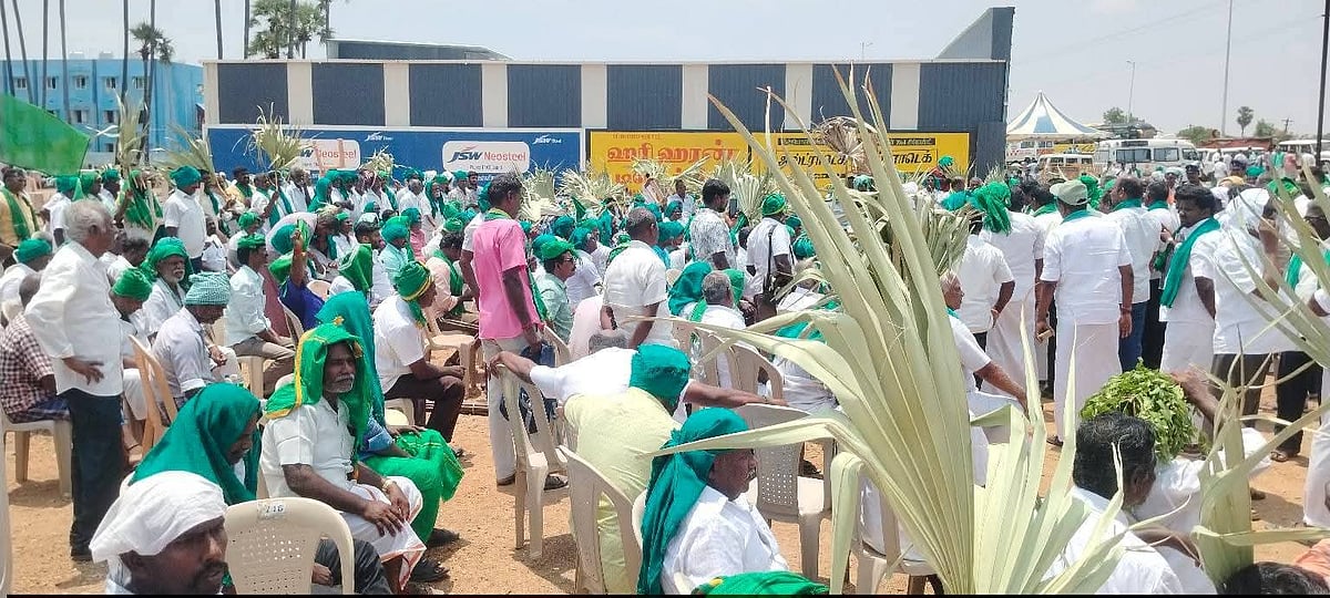 பயிர்க்கடன் தள்ளுபடி கோரி விவசாயிகள் மூன்றாவது நாளாக காத்திருப்பு போராட்டம்