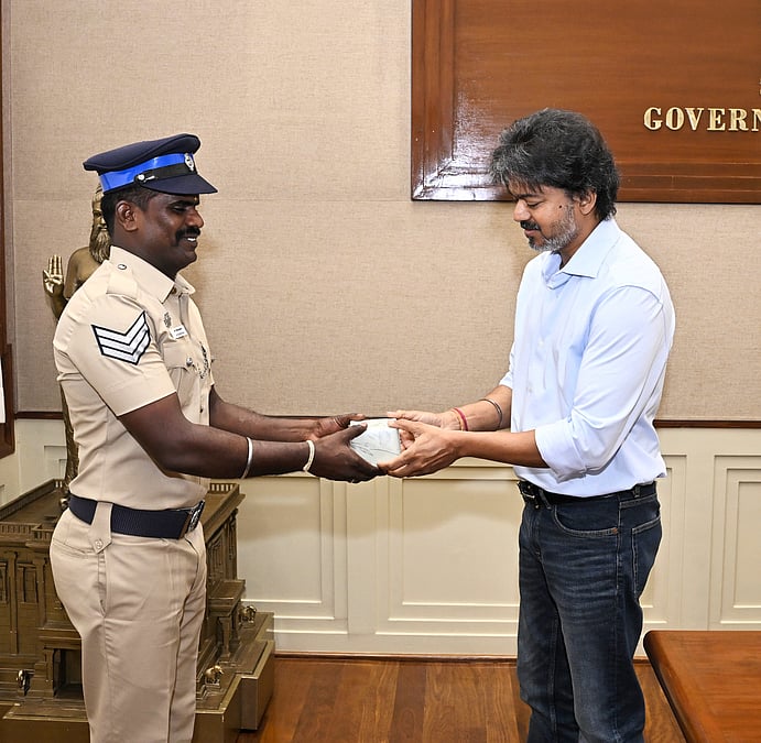கோவில்பளையம் குட்கா கடத்தல்: கார் மேற்கூரையில் தொங்கியபடி பிடித்த போலீஸ்